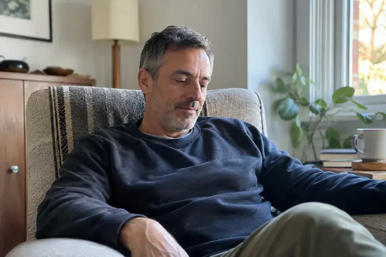 Un homme se repose dans un fauteuil pendant la journée