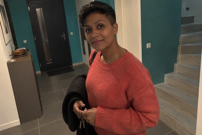 Une femme prépare une veste et ses clés avant une sortie