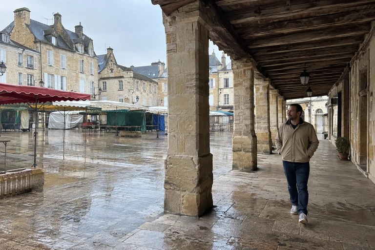 Un homme marche sous une galerie couverte pendant la pluie