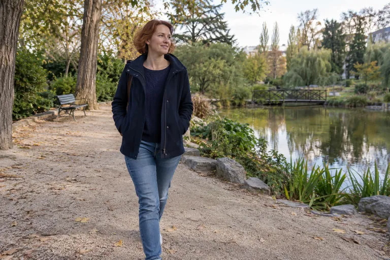 Une femme marche dans un parc